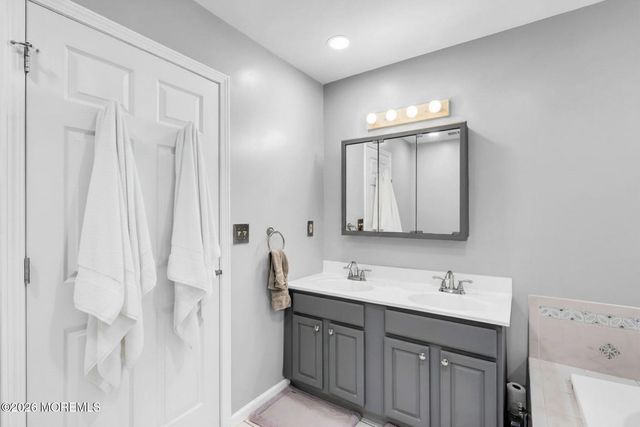 5 Hart Terrace, Tinton Falls, NJ 07753