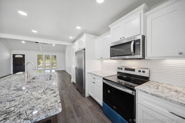 17990 W Grandview Road, Tahlequah, OK 74464