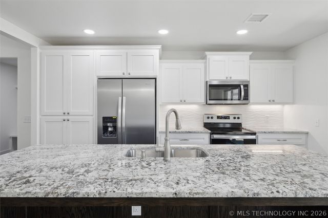 17990 W Grandview Road, Tahlequah, OK 74464