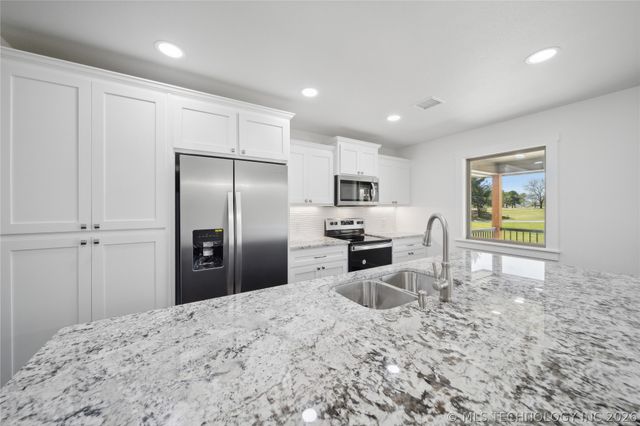 17990 W Grandview Road, Tahlequah, OK 74464