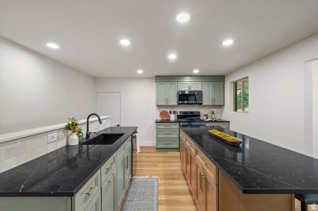 877 S 200 E, Farmington, UT 84025