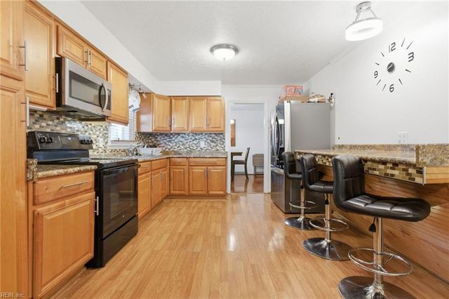 221 Hahn PL, Newport News, VA 23602