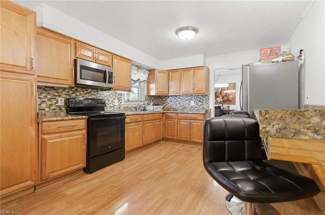221 Hahn PL, Newport News, VA 23602