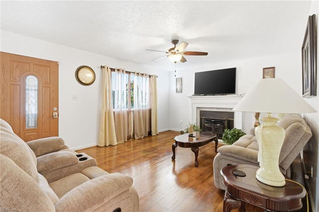 221 Hahn PL, Newport News, VA 23602