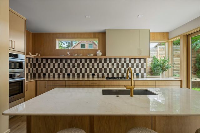 1102 Charlotte ST, Austin, TX 78703