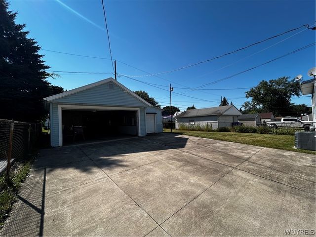 68 Lyndale Court, West Seneca, NY 14224