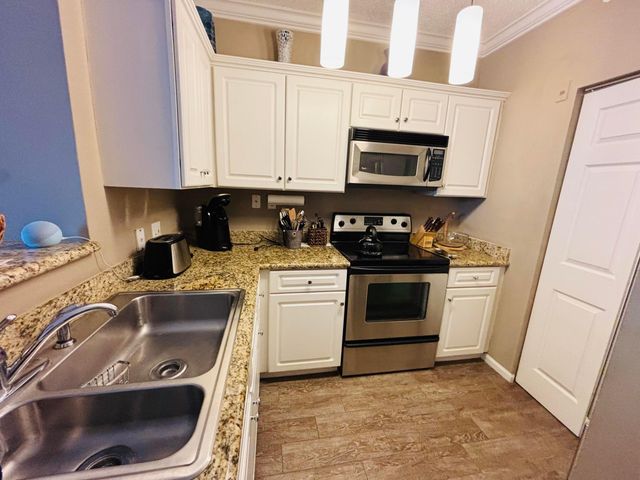 11750 SAINT ANDREWS Place 204, Wellington, FL 33414
