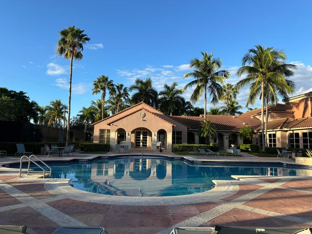 11750 SAINT ANDREWS Place 204, Wellington, FL 33414