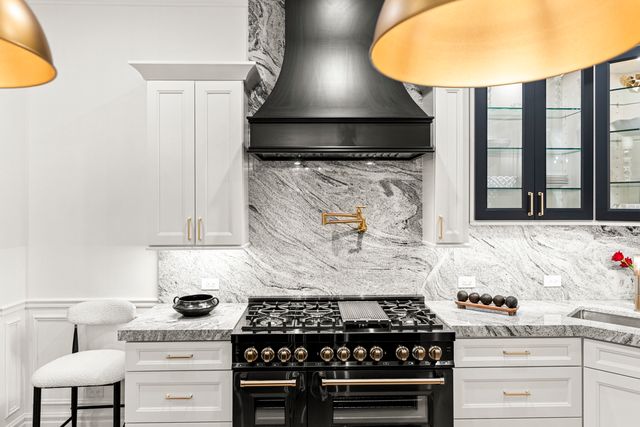 515 E Oakwood Boulevard, Chicago, IL 60653