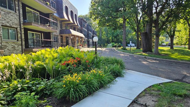 260 Westview Drive 303, West Saint Paul, MN 55118