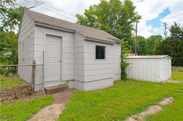 1801 S Broadway Street, Leavenworth, KS 66048
