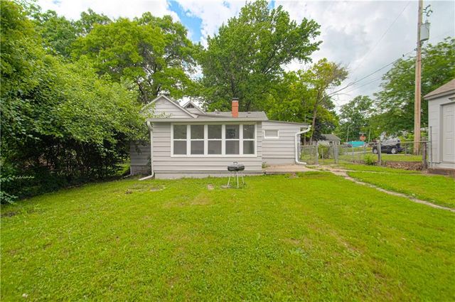 1801 S Broadway Street, Leavenworth, KS 66048
