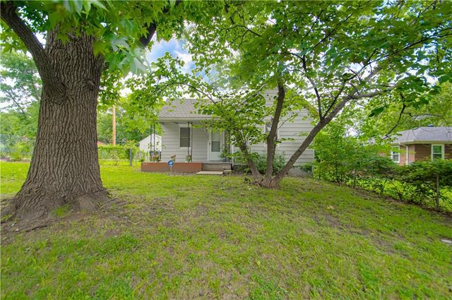1801 S Broadway Street, Leavenworth, KS 66048