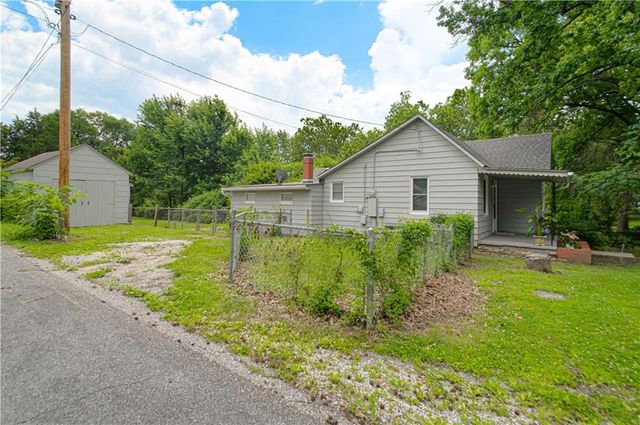 1801 S Broadway Street, Leavenworth, KS 66048