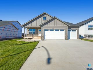 2805 S Copper Creek Ave Avenue, Sioux Falls, SD 57110
