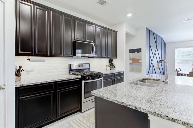 114 Creek Hollow DR, Hutto, TX 78634