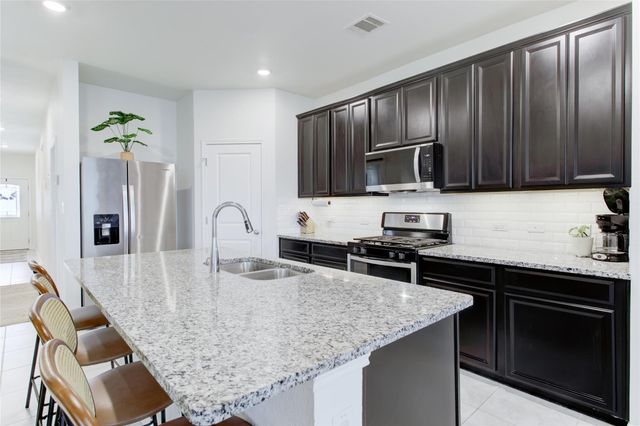 114 Creek Hollow DR, Hutto, TX 78634
