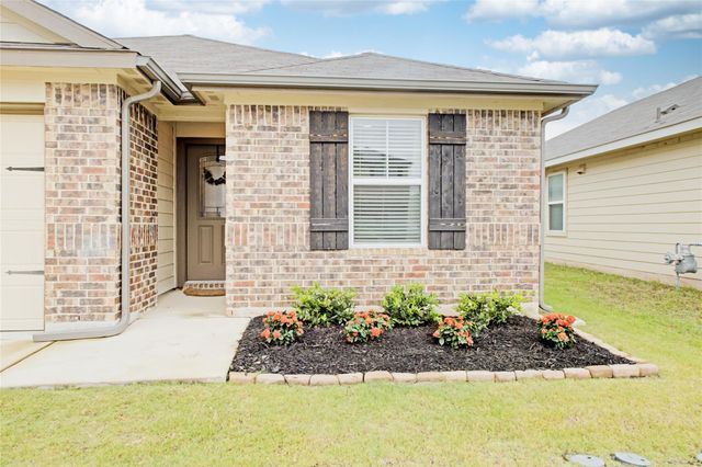 114 Creek Hollow DR, Hutto, TX 78634