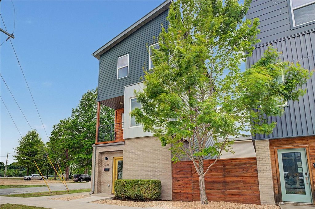 644 SW B Street, Bentonville, AR 72712