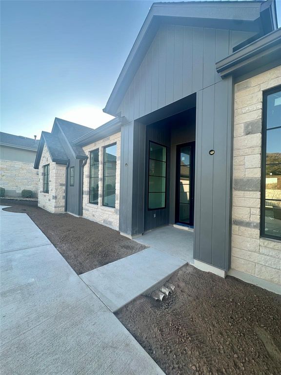 402 Sweet Grass LN, Austin, TX 78738