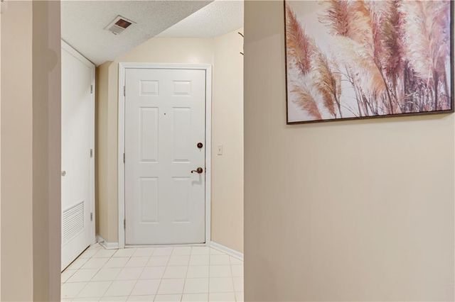 13825 W 58th Terrace 6, Shawnee, KS 66216