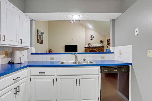 13825 W 58th Terrace 6, Shawnee, KS 66216