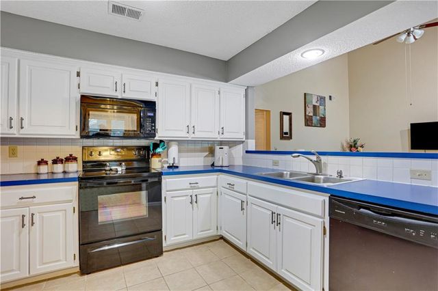 13825 W 58th Terrace 6, Shawnee, KS 66216