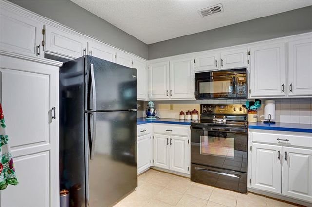 13825 W 58th Terrace 6, Shawnee, KS 66216
