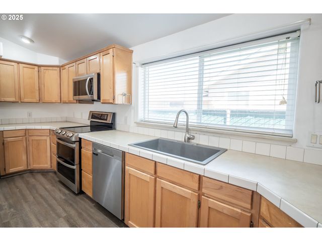 5318 BRIDGEWATER Dr, Eugene, OR 97402