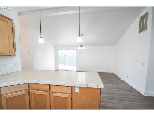 5318 BRIDGEWATER Dr, Eugene, OR 97402