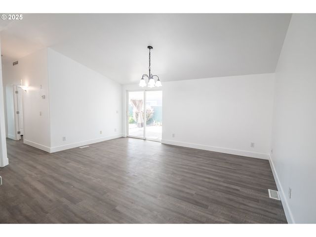 5318 BRIDGEWATER Dr, Eugene, OR 97402