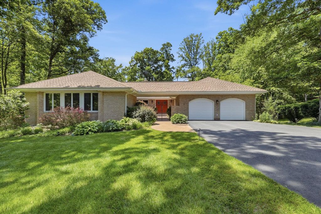 Image 1 of property listing at 7512 RAMBLING RIDGE DR, Fairfax Station, VA 22039