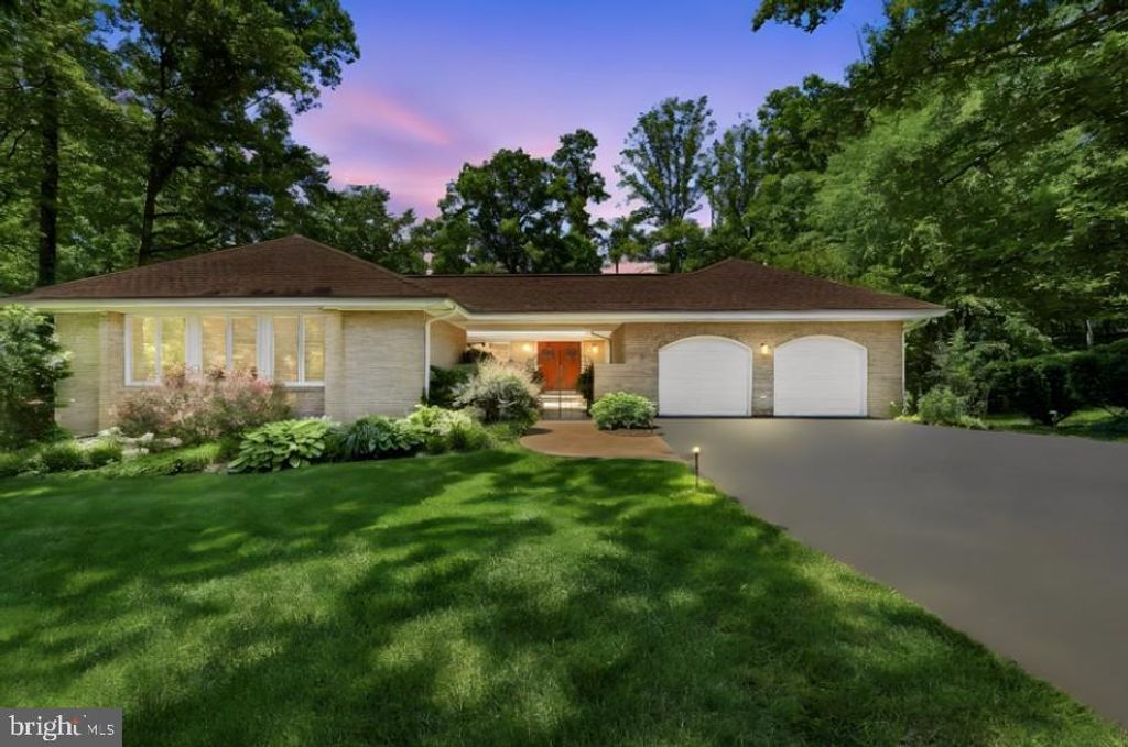 Image 2 of property listing at 7512 RAMBLING RIDGE DR, Fairfax Station, VA 22039