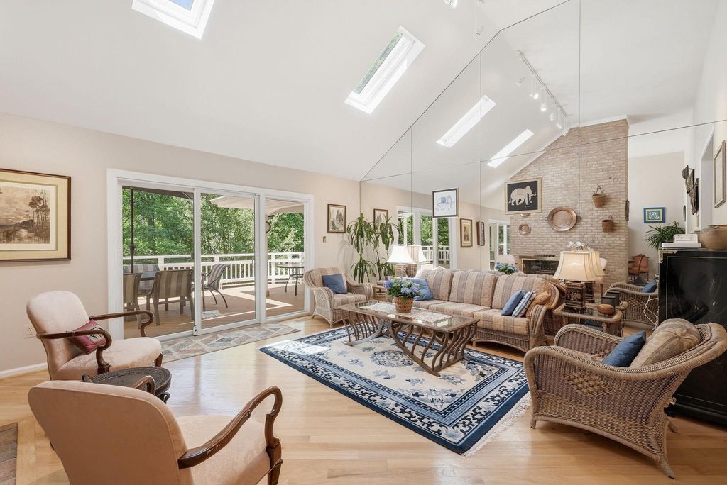 Image 13 of property listing at 7512 RAMBLING RIDGE DR, Fairfax Station, VA 22039