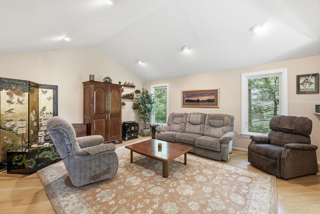 Image 14 of property listing at 7512 RAMBLING RIDGE DR, Fairfax Station, VA 22039