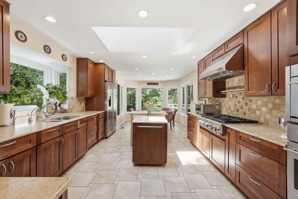 Image 15 of property listing at 7512 RAMBLING RIDGE DR, Fairfax Station, VA 22039