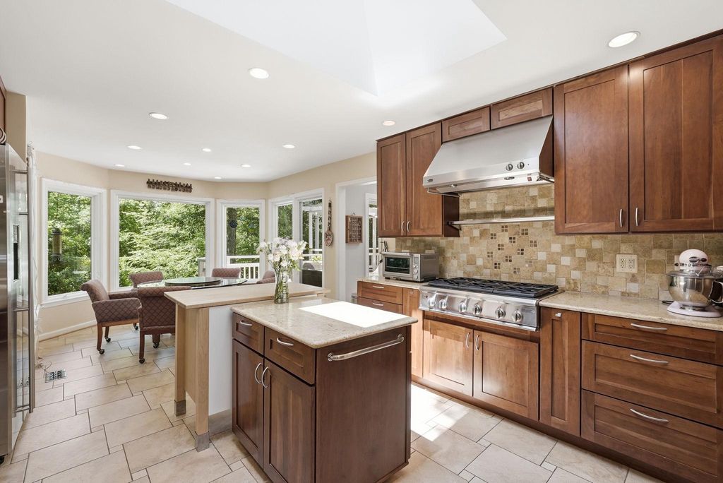 Image 16 of property listing at 7512 RAMBLING RIDGE DR, Fairfax Station, VA 22039