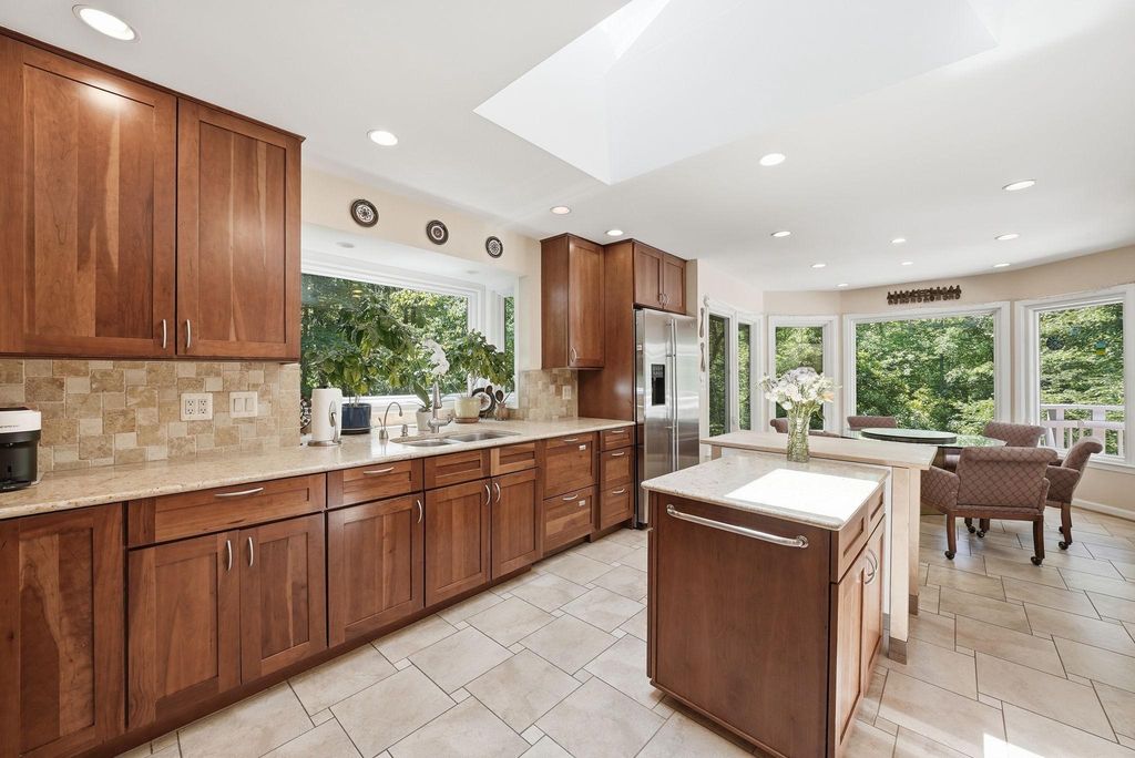 Image 18 of property listing at 7512 RAMBLING RIDGE DR, Fairfax Station, VA 22039
