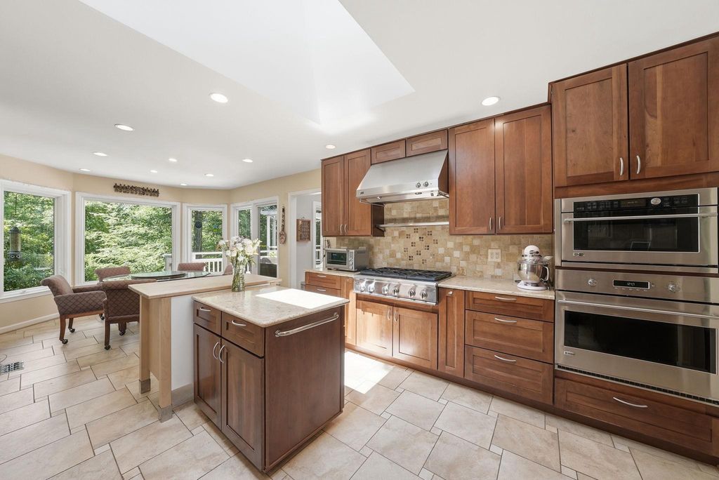 Image 19 of property listing at 7512 RAMBLING RIDGE DR, Fairfax Station, VA 22039
