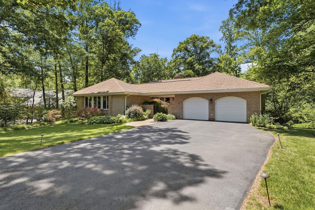 Image 3 of property listing at 7512 RAMBLING RIDGE DR, Fairfax Station, VA 22039