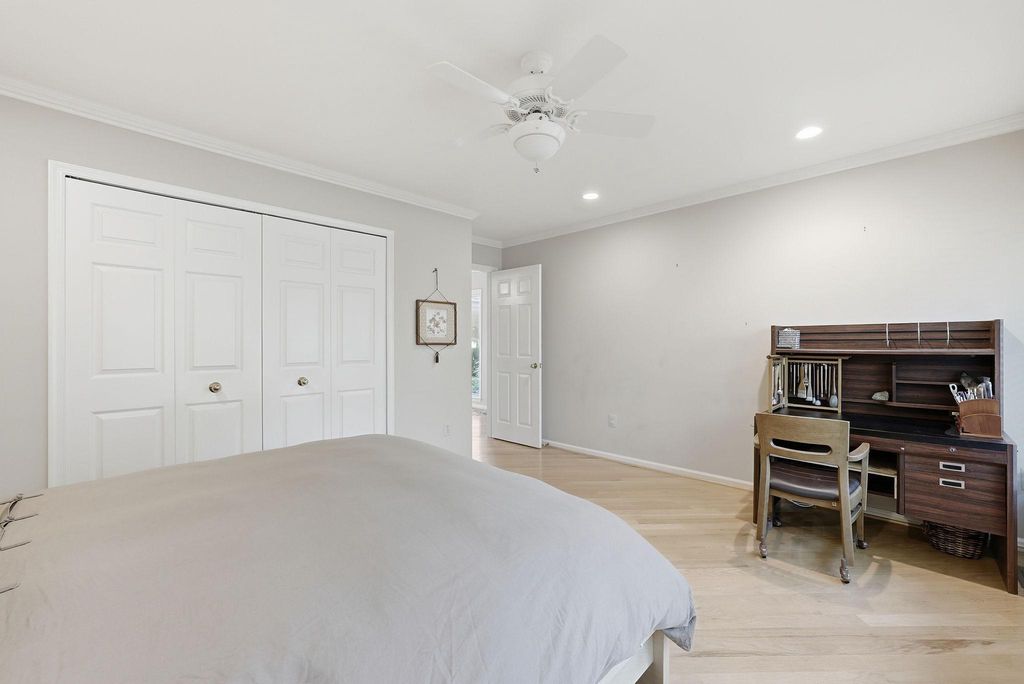 Image 30 of property listing at 7512 RAMBLING RIDGE DR, Fairfax Station, VA 22039