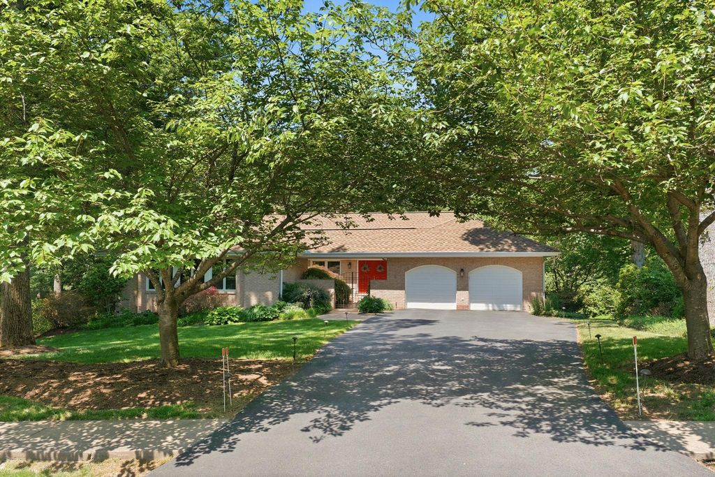 Image 4 of property listing at 7512 RAMBLING RIDGE DR, Fairfax Station, VA 22039