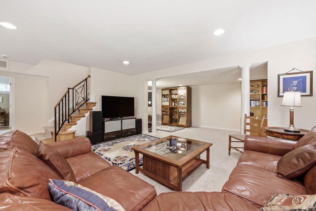 Image 33 of property listing at 7512 RAMBLING RIDGE DR, Fairfax Station, VA 22039