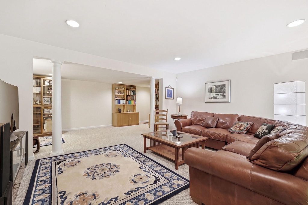 Image 34 of property listing at 7512 RAMBLING RIDGE DR, Fairfax Station, VA 22039