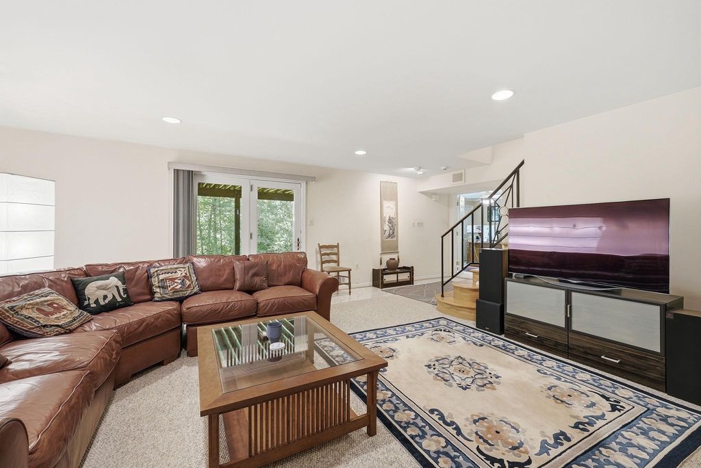 Image 35 of property listing at 7512 RAMBLING RIDGE DR, Fairfax Station, VA 22039