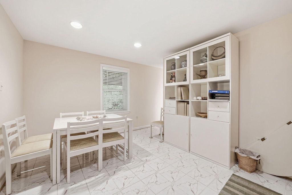 Image 36 of property listing at 7512 RAMBLING RIDGE DR, Fairfax Station, VA 22039