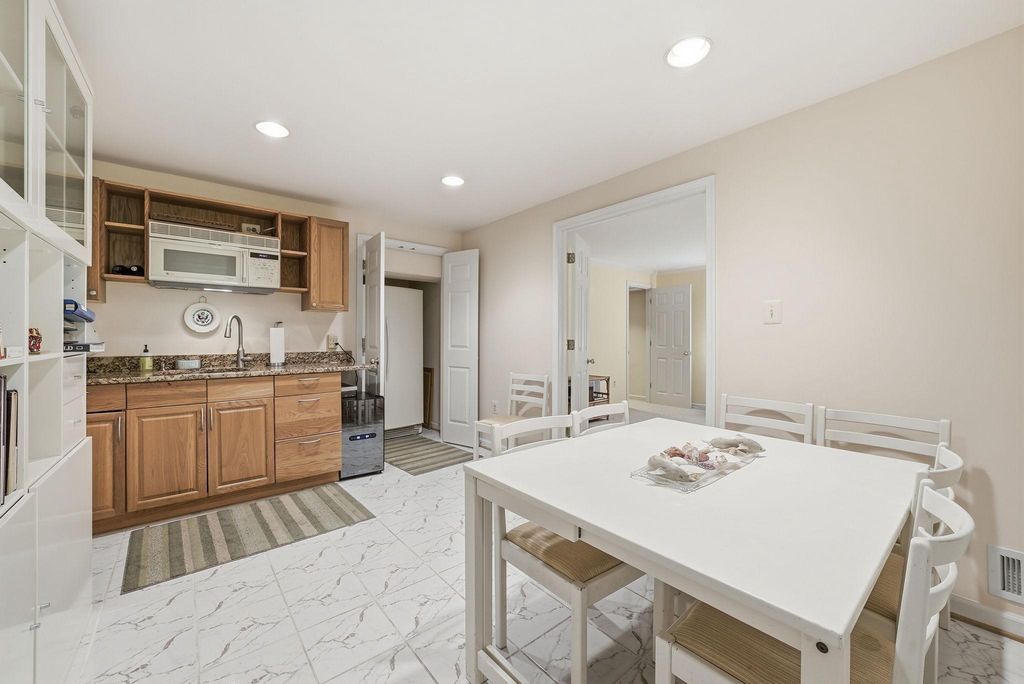 Image 37 of property listing at 7512 RAMBLING RIDGE DR, Fairfax Station, VA 22039