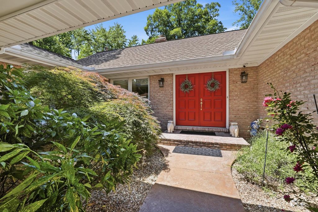 Image 5 of property listing at 7512 RAMBLING RIDGE DR, Fairfax Station, VA 22039