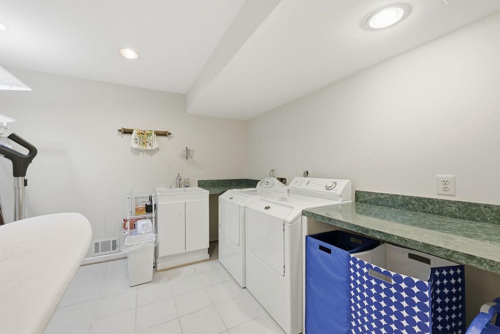 Image 47 of property listing at 7512 RAMBLING RIDGE DR, Fairfax Station, VA 22039