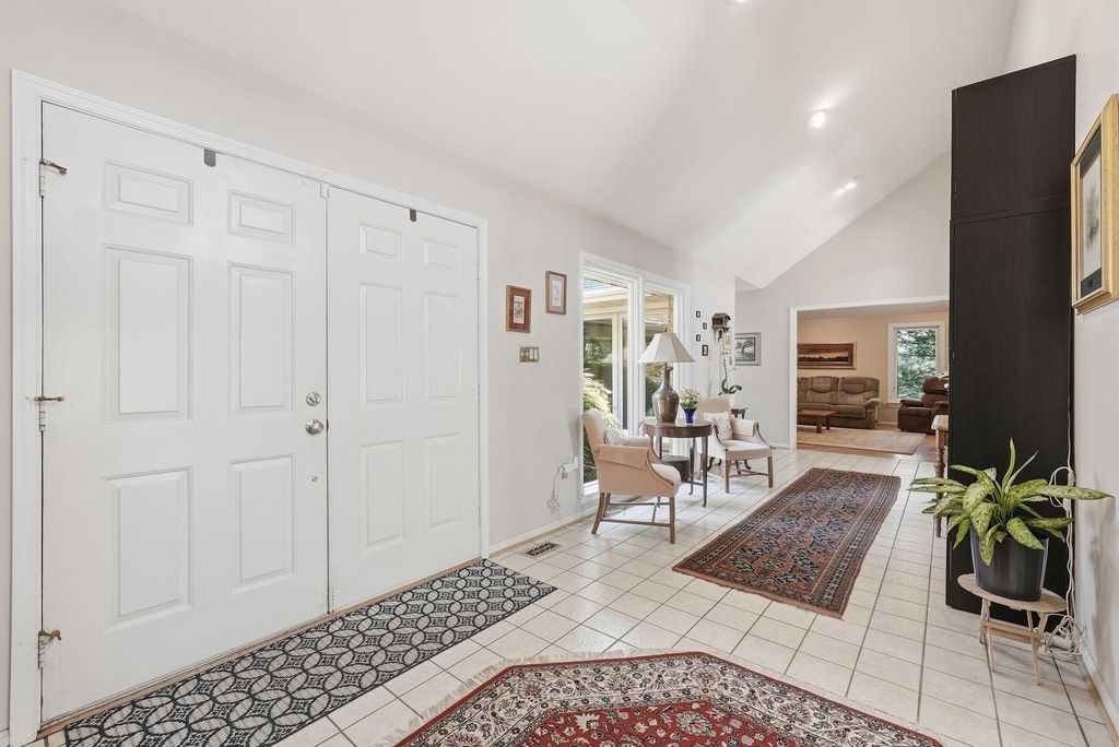 Image 6 of property listing at 7512 RAMBLING RIDGE DR, Fairfax Station, VA 22039